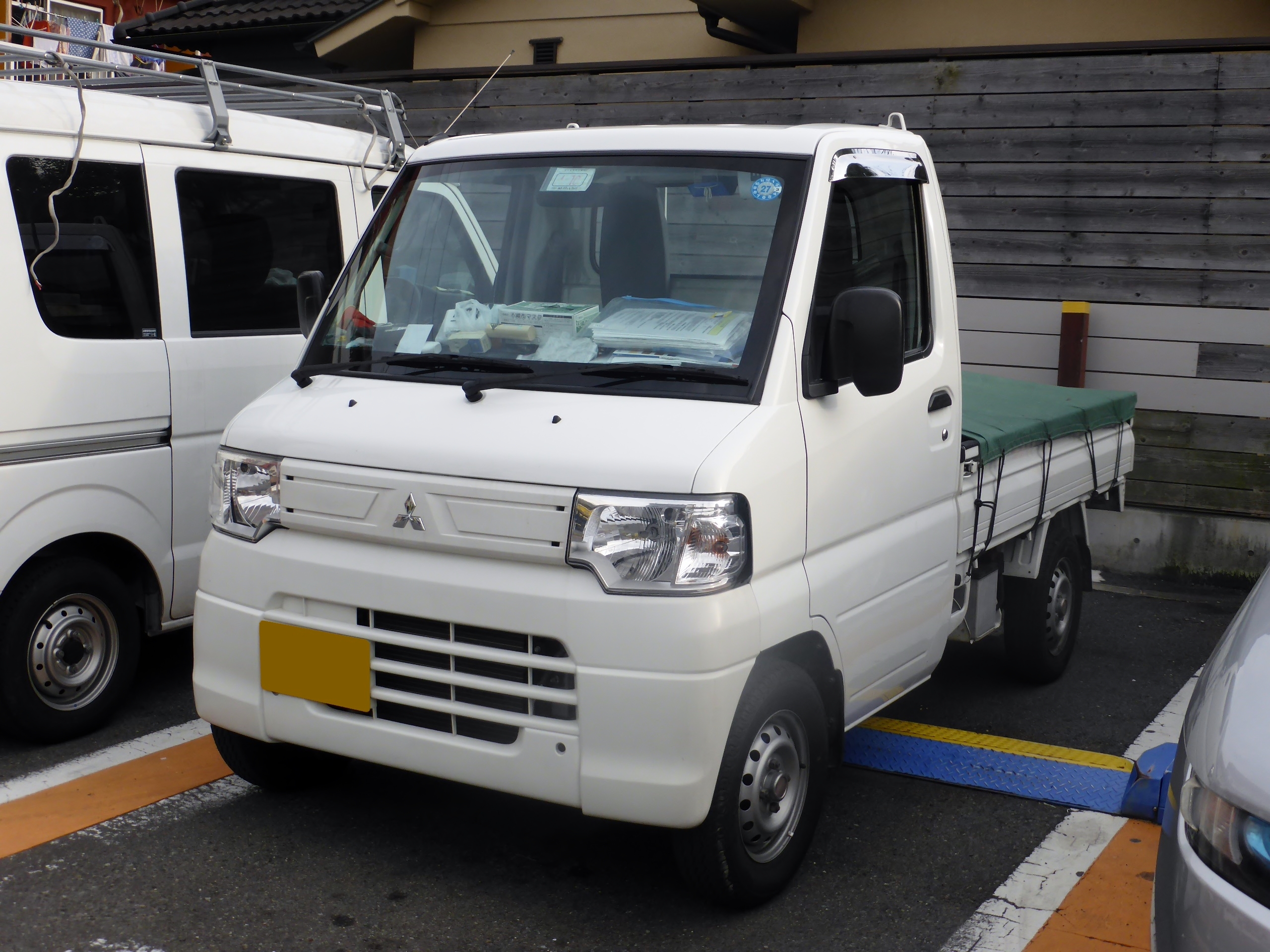 A 2010 Mitsubishi Minicab jdm truck.